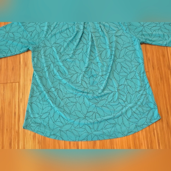 Liz Claiborne Patterned Women's Top - Picture 2 of 7